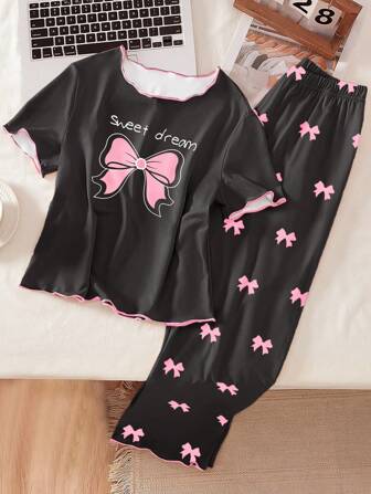 青少年女孩睡衣套装，黑色背景，粉色蝴蝶结上衣，全身蝴蝶印花裤，波浪撞色饰边，短袖和长裤休闲睡衣，返校时尚