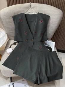 Franclia Plus Size Women Stylish Embroidered V-Neck Sleeveless Cropped Top And A-Line Shorts Set Graduation,Back To School,Teacher Outfits For Women