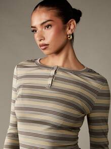 MISSGUIDED ملابس علوية كروب ذو أكمام طويلة مخطط بطراز رجعي، قطعة أساسية للطبقات، تفاصيل أزرار، نسيج مضلع مناسب للخريف والشتاء - رمادي - مشاهدة 4