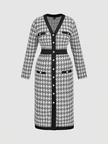 SHEIN MOD Vestido de Tricô Longo Elegante com Estampa de Pied-de-poule Plus Size, Decoração com Botão Metálico em V, Elegante Vintage - Preto e Branco - Visão 3