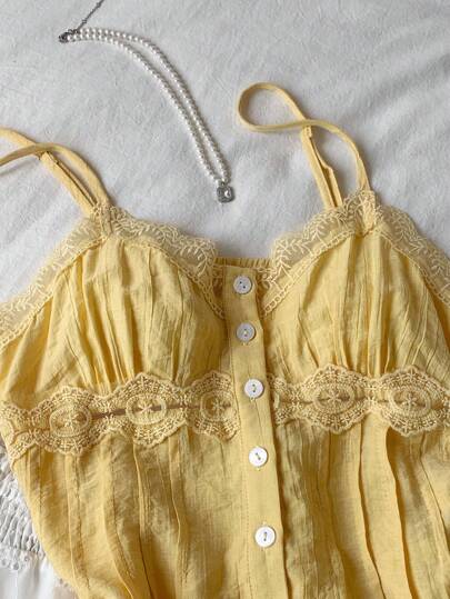 Comfortcana Top de tirantes de verano con diseño de botones e inserto de encaje amarillo para mujer