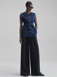 Ontre 2026春夏女士牛仔夹克，收腰设计，金属纽扣，无袖，优雅都市时尚，圆领单排扣多口袋休闲无袖牛仔夹克，时尚百搭牛仔夹克