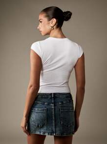 MISSGUIDED Michigan Varsity Stil Baby T-Shirt College Beschriftung Baumwolle Crop Top Kurzarm Sommer Campus Tragen Lässige Passform Mode Statement Basic T-Shirt Universitäts-Studentenbekleidung - Weiss - Übersicht 2