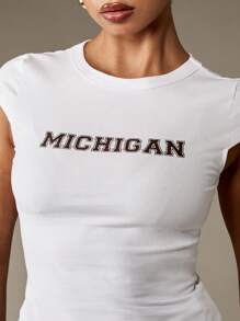 MISSGUIDED Michigan Varsity Stil Baby T-Shirt College Beschriftung Baumwolle Crop Top Kurzarm Sommer Campus Tragen Lässige Passform Mode Statement Basic T-Shirt Universitäts-Studentenbekleidung - Weiss - Übersicht 5