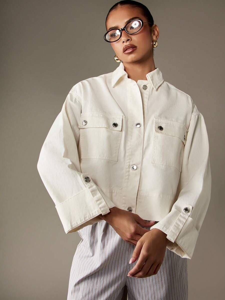 MISSGUIDED Chaqueta de camisa de mezclilla corta con botones, estilo utilitario inspirado en la ropa de trabajo, para mujer, casual, de algodón oversize, para primavera y otoño, color blanco crudo, con bolsillos y cierre de broches metálicos - Blanco - Ver 1