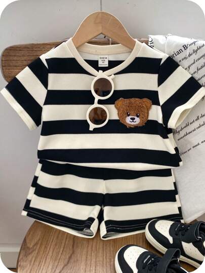 SHEIN 2pcs Set Young Boys Casual Cute Bear Animal Print Label Simple Black & White Striped Short Sleeve T-Shirt And Elastic Waist Shorts Set, Suitable For Children's Clothing, School, Parties, Performances, Daily Wear, Travel, Sports In Spring, Summer And Autumn Young Boys Suit Set Young Boys 2 Pieces Young Boys Matching Sets