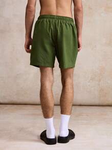 Surfspeed Pantalones cortos de playa para hombres de unicolor con cordón en la cintura y bolsillos - Verde militar - Ver 2