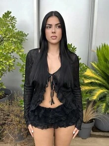 Lucia Bellido Conjunto de top tipo cárdigan con lazo delantero transparente y shorts de cintura alta con múltiples capas de encaje
