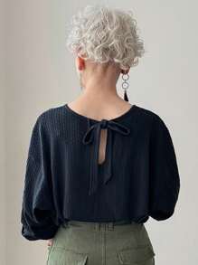 FRIFUL Top Feminina de Manga Longa Solta com Decote Nas Costas, Laço Decorativo e Tecido Texturizado, Cor Sólida Confortável, Adequada para Primavera e Outono