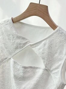 Franclia Débardeur en dentelle romantique pour femmes, vêtement tout blanc avec découpe torsadée à l'avant, idéal pour l'université - Blanc - Voir 3