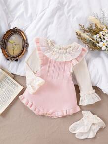 SHEIN Vintaside Kids Mono de punto para bebé niña, cómodo y adecuado para primavera/verano y otoño/invierno, de moda y versátil, rosa y rosa claro, apto para uso diario, interior, exterior y viajes. Mono de punto rosa con volantes y mangas con volantes para bebé niña. Vestido-mono de bebé niña con volantes y encaje rosa. Conjunto de mono de punto para bebé niña. Ropa con volantes para bebé niña, conjunto con volantes para bebé niña, ropa con volantes rosa para bebé niña, conjunto para recién nacido niña, mono de encaje para bebé niña, ropa con volantes para bebé niña en otoño - Rosa - Ver 1