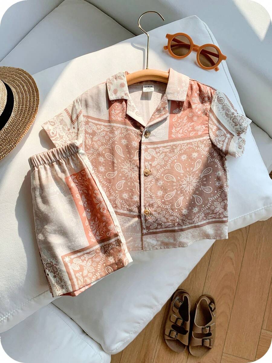 SHEIN 2 pièces Set de jeune garçon casual, motif rétro pour vacances, chemise à manches courtes et short à taille élastique, adapté pour le printemps/été, casual, maison, sortie, sports, vacances, fête - Multicolore - Voir 1