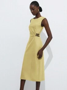 Aveloria Modichic 米色斜纹圆领无袖简约高端设计腰部褶皱设计搭配皮带装饰通勤休闲百搭复古风格女式长裙 - 淡黃色 - 查看 4