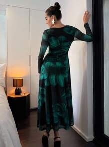 Lavishia 绿色抽象扎染花卉印花方领半透明长袖褶皱腰喇叭中长连衣裙，适合日常穿着且时尚 - 綠色 - 查看 2