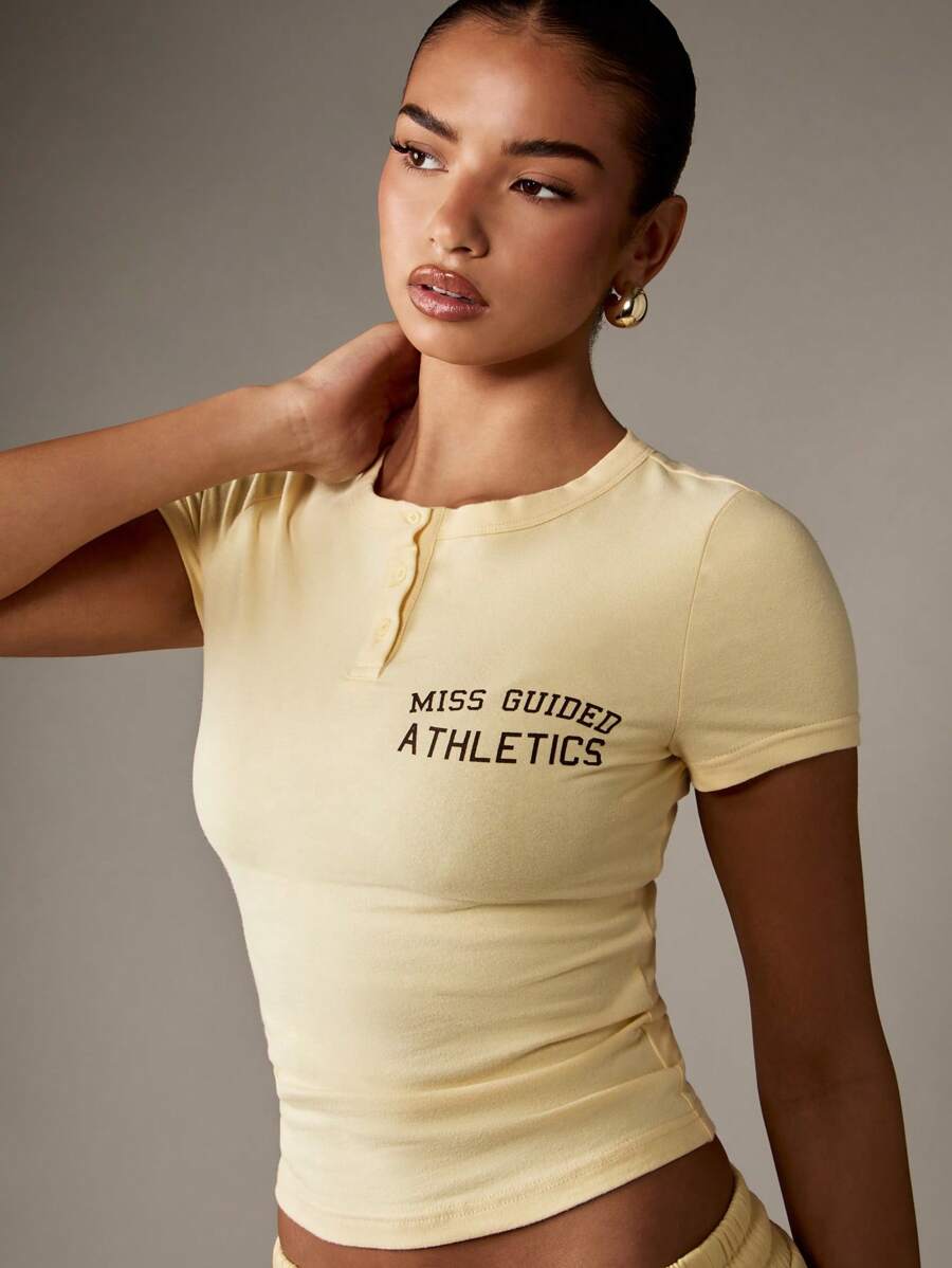MISSGUIDED 婴儿 T 恤复古运动校队风格短款纽扣前上衣学院运动休闲街头服饰休闲春夏青年时尚 - 黃色 - 查看 1