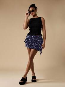 MISSGUIDED Minifalda de lunares con volante asimétrico y detalle de volantes, estilo ligero y fluido para fiestas, festivales y eventos de primavera y verano