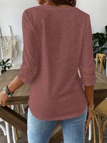 EMERY ROSE Camiseta gráfica de mujer con cuello redondo, unicolor, casual, con mangas huecas - Rojo violeta - Ver 2