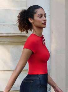 lacRébo 修身红色短袖 T 恤，正面带锁孔和蝴蝶结细节，可爱秋季上衣，外出装，返校上衣 - 紅色 - 查看 5