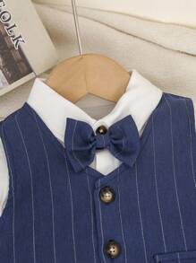 SHEIN Conjunto de 3 piezas de ropa formal de verano para niño pequeño tipo caballero, que incluye camisa de manga corta con moño + chaleco a rayas + pantalones cortos casuales con tirantes. Elegante y a la moda, adecuado para fiestas de cumpleaños, fiestas de noche, actuaciones, bodas, celebración del primer mes, bautizo, primer cumpleaños, atuendo para el Día de la Madre // Conjuntos a juego para toda la familia para la temporada de regreso a la escuela - Azul Marino - Ver 3