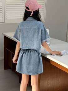 توصية ملابس للفتيات المراهقات في الصيف بطراز كوري رجعي أنيق وجذاب: ملابس علوية جينز قصيرة الأكمام واسعة الكتف مع جيب وتنورة جينز مطوية قصيرة، مناسبة للخروجات اليومية والمواعيد والتجمعات غير الرسمية وعطلات الشاطئ