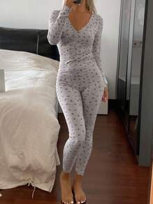 DAZY Conjunto de pijama de top ajustado con cuello en V y pantalones con estampado floral diminuto, ropa de otoño para mujer