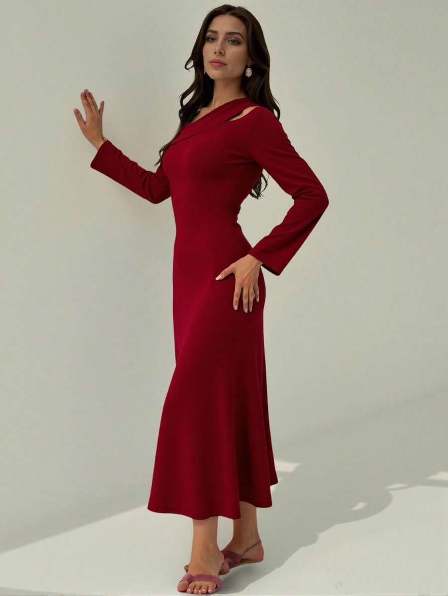 Modelyn 优雅不对称领口修身连衣裙