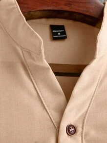 Manfinity Homme Áo sơ mi nam dáng rộng, túi nửa nút trơn không có vòng cổ - Màu be - Xem 3