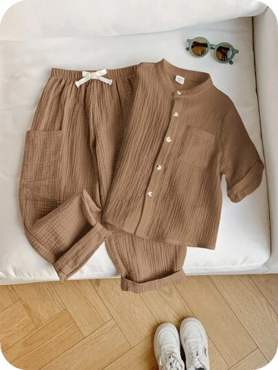 SHEIN 2 st/set Pojkar Casual Sport Semester Ren Stil, Söt, Kpop Enfärgad Vit Polotröja Och Enfärgade Byxor Med Resår I Midjan Fickor Outfit Set, Lämplig För Barnkläder, Pojkarkläder, Tillbaka Till Skolan Pojkset, Lämplig För Födelsedagsfester, Kvällsfester, Framträdanden, Bröllop, Alla Hjärtans Dag, Lämplig För Daglig Användning, Skola, Resor, Sport, Vår Och Sommar