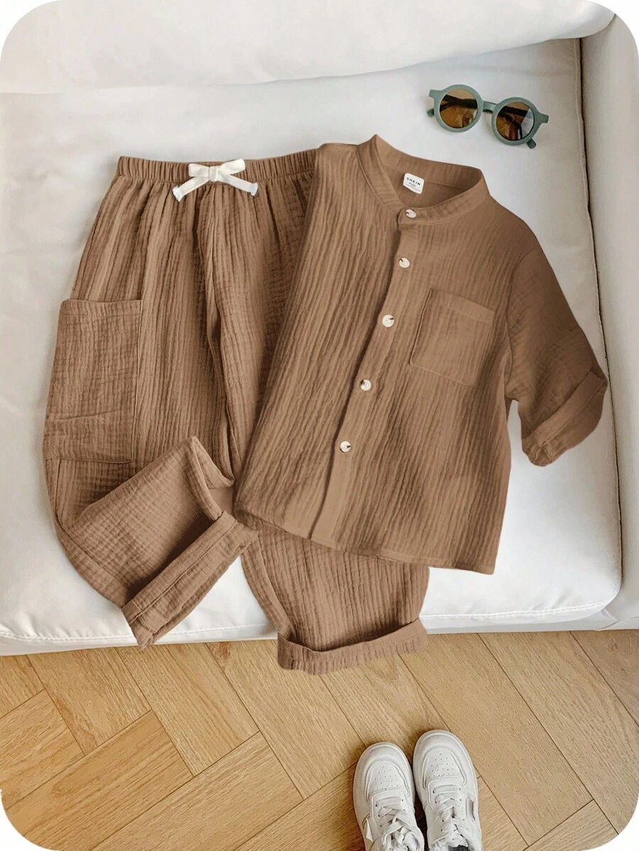 SHEIN 2 件套年轻男孩休闲运动度假干净风格，可爱，Kpop 纯白色 Polo 衫和纯色松紧腰口袋裤套装，适合儿童服装，年轻男孩服装，返校男孩套装，适合生日派对、晚会、表演、婚礼、情人节，适合日常使用、学校、旅行、运动、春夏季 - 彩色 - 查看 1