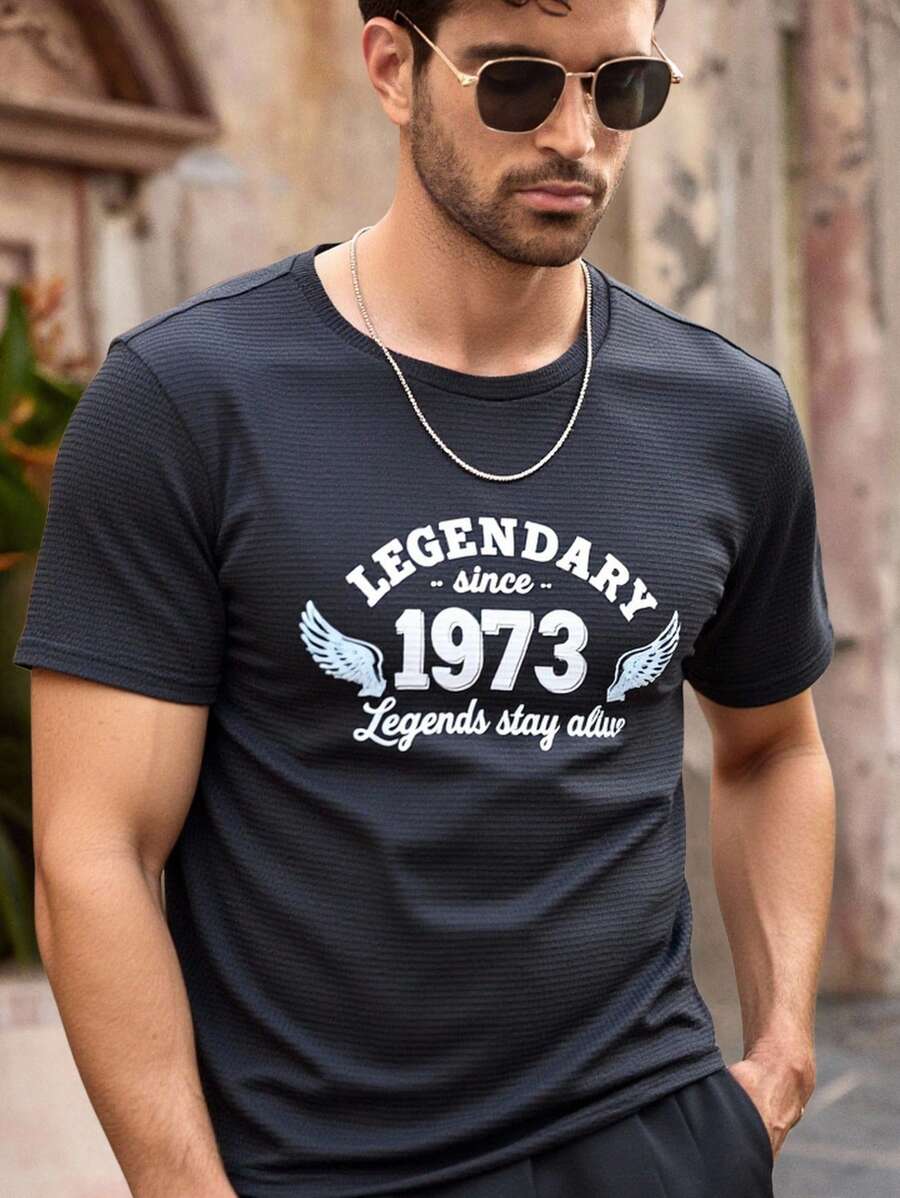 Manfinity VCAY LEGENDS STAY ALIVE Legendary Letter Print Men's Dark Gray Fitted Texture Fabric Round Neck Short-Sleeved T-Shirt, Graphic Tee, Going Out Tops,Basic Tops,Summer,Black Top,Back To School,4th Of July - Dark Grey - View 1