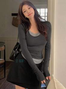 DAZY Stilvoller Nische 2-in-1 T-Shirt, Schwarz-Weiß Kontrast, anliegendes langärmliges Crop Top Herbst Oberteile