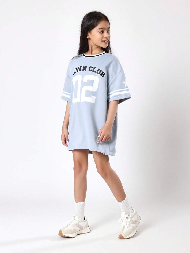 Vestido estilo camiseta universitaria con estampado de número de club