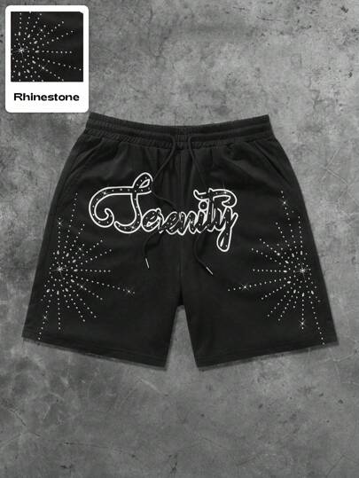 Street Life Pantalones cortos casuales de hombre con detalles de tachuelas en los costados, con diseño de impresión en inglés "Serenity" y estilo callejero estadounidense