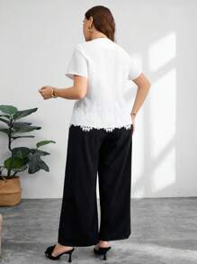 Modelyn Bộ quần áo tay ngắn cỡ lớn, màu trơn, viền bất đối xứng, trang trí hoa kim loại - Đen và trắng - Xem 2