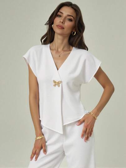 Mulvari Set de 2 piezas para mujer con blusa de manga de murciélago con borde asimétrico y accesorios metálicos, y pantalones largos