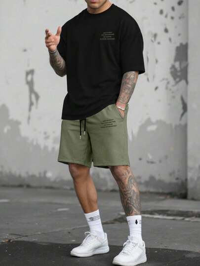 Manfinity Homme Conjunto de camiseta casual de manga corta con cuello redondo y estampado de eslogan, y pantalones cortos con cordón en la cintura para hombre