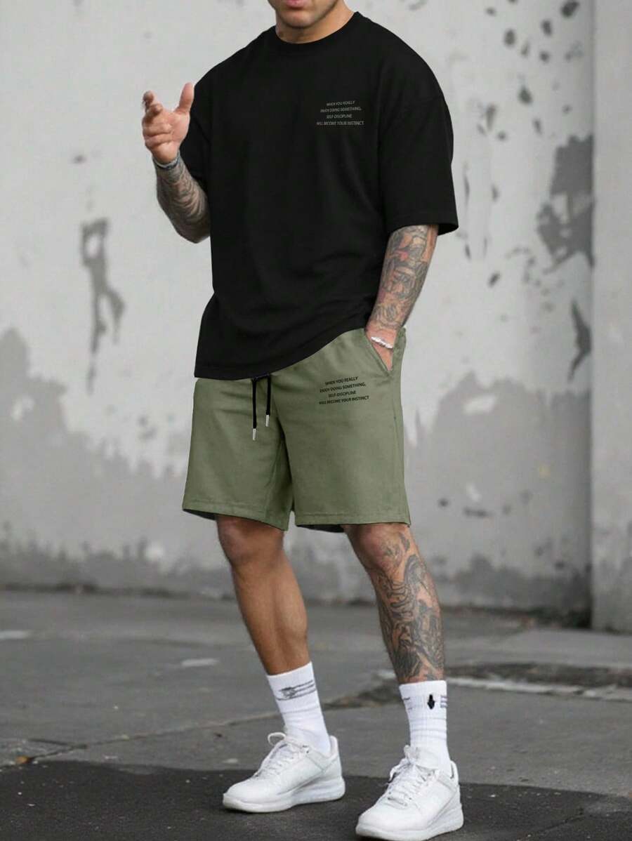 Manfinity Homme Bộ áo thun nam cổ tròn tay ngắn in khẩu hiệu thường ngày và quần short cạp rút dây - Nhiều màu - Xem 1