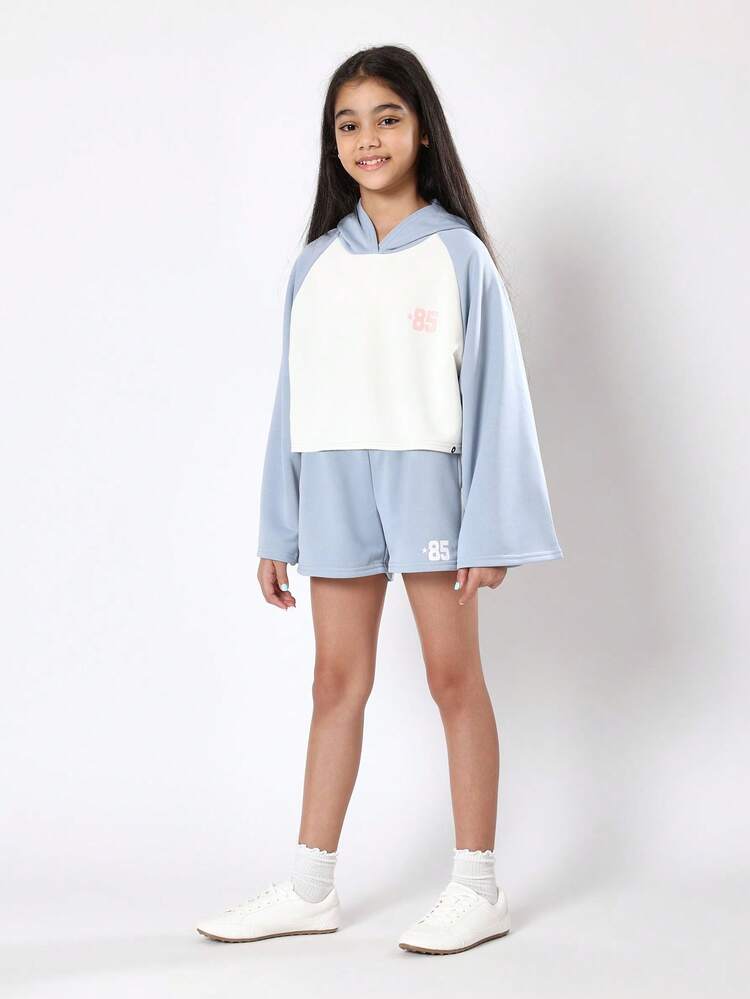 Felpa con cappuccio e taglio svasato con pantaloncini coordinati