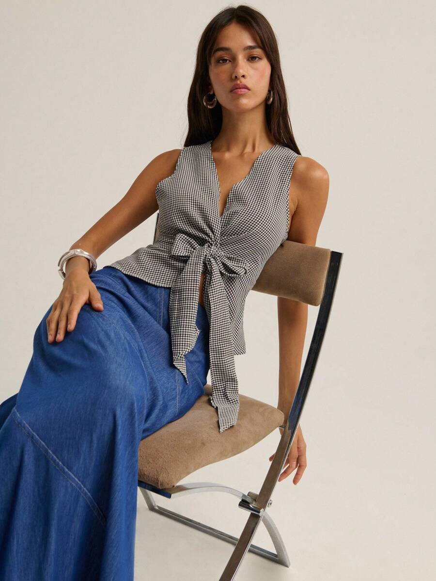 Nöista The Sleeveless Top Is Made Of Black And White Fine Plaid Fabric, Which Looks Exquisite And Retro. Whether It Is Commuting Or Going Out For Leisure, It Can Be Paired With A Denim Skirt, A Half Skirt Or High-Waisted Trousers To Show An Intellectual And Energetic Atmosphere. The Unique Knotted Lace-Up Design At The Waist Not Only Tightens The Waist And Highlights The Beautiful Curves, But Is Also The Highlight Of The Overall Shape. - Black and White - View 1