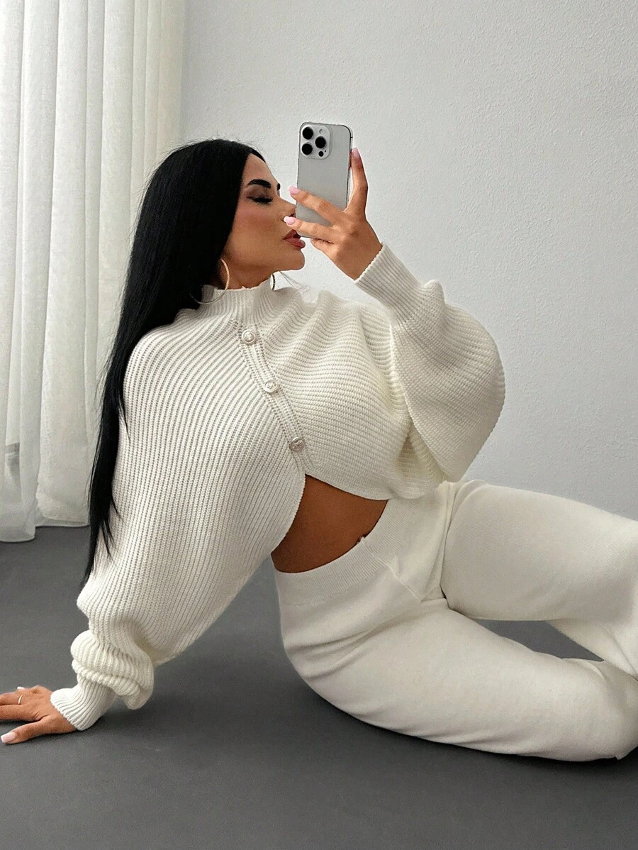 SHEIN طقم ملابس منزلية محبوك مضلع من قطعتين بمقاس كبير، يتضمن كنزة غير متماثلة مزينة بفيونكات زخرفية وبنطال متناسق بخصر عالي، بطبعة جرو هالوين، موضة خريفية جديدة للنساء، طقم محبوك من قطعتين باللون الكريمي، طقم مريح وأنيق من قطعتين مع بنطال