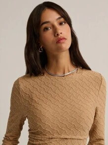 Nöista 纹理针织上衣，长袖上饰有引人注目的喇叭袖口。完美打造时尚个性造型，非常适合凉爽天气的分层穿着，也是为您的基本款衣橱增添光彩的理想之选。 - 卡其色 - 查看 4