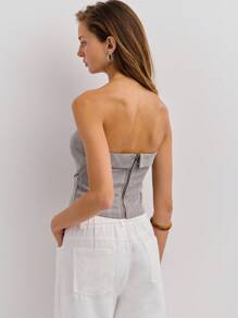 Nöista Bustier gris a cuadros estructurado con un detalle de cuello único y un lazo en la cintura delgada. Apariencia vintage, perfecto para un look de otoño. Ropa de mujer, de vuelta a la escuela