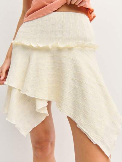 Nöista 柔滑纹理面料打造的迷人荷叶边迷你裙，完美搭配夏日装扮、圣约翰造型，或是可爱的美国独立日盛装。无论是舞动的白天，还是凉爽的夜晚，都是理想之选。