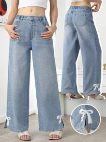 Denimly 少女喇叭牛仔裤，蝴蝶结点缀，甜美时尚休闲学院风推荐！中蓝色水洗牛仔面料，开衩下摆设计搭配白色蝴蝶结装饰，增添俏皮活力感。高腰弹力腰带+假链条设计，穿脱方便，宽松直筒廓形，倍感舒适。适合日常校服、返校季、周末朋友聚会等穿着。