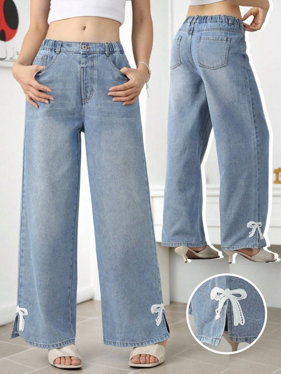 Denimly 少女喇叭牛仔裤，蝴蝶结点缀，甜美时尚休闲学院风推荐！中蓝色水洗牛仔面料，开衩下摆设计搭配白色蝴蝶结装饰，增添俏皮活力感。高腰弹力腰带+假链条设计，穿脱方便，宽松直筒廓形，倍感舒适。适合日常校服、返校季、周末朋友聚会等穿着。