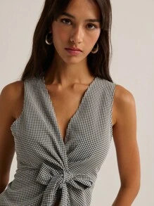 Nöista The Sleeveless Top Is Made Of Black And White Fine Plaid Fabric, Which Looks Exquisite And Retro. Whether It Is Commuting Or Going Out For Leisure, It Can Be Paired With A Denim Skirt, A Half Skirt Or High-Waisted Trousers To Show An Intellectual And Energetic Atmosphere. The Unique Knotted Lace-Up Design At The Waist Not Only Tightens The Waist And Highlights The Beautiful Curves, But Is Also The Highlight Of The Overall Shape. - Black and White - View 5