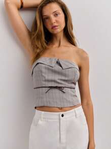 Nöista Bustier gris a cuadros estructurado con un detalle de cuello único y un lazo en la cintura delgada. Apariencia vintage, perfecto para un look de otoño. Ropa de mujer, de vuelta a la escuela