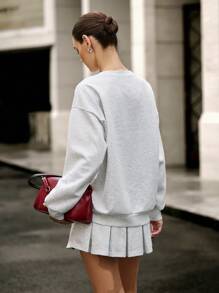 Hanevo 女士时尚休闲学院风两件套：刺绣宽松插肩袖运动衫和低腰拉链褶裥超迷你裙 - 淺灰色 - 查看 2