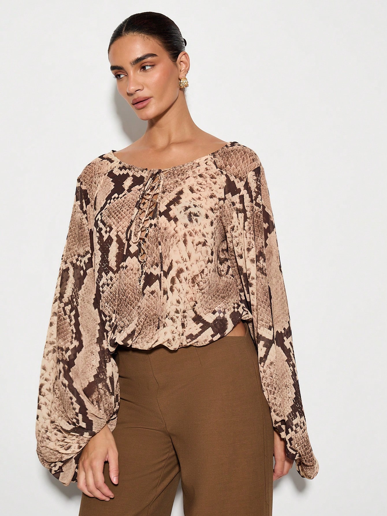 KIZN Bluse mit Ballonärmeln und Python-Print und Schnürdetail