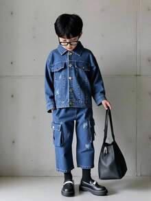 SHEIN 2 Stücke Jungen Denim Jacke mit Kragen & Loose Fit Jeans Set, Jacke mit Knopfdesign für einfaches Anziehen, Hose mit einzigartigen Taschen, angenehm weiches Material, geeignet für tägliche Ausflüge, Schule, Urlaub, Veranstaltungen, Schulanfangszeit - Mittele Waschung - Übersicht 3